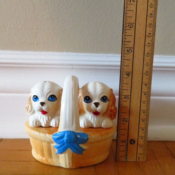 Vintage salt and pepper shaker 1950,puppy dog in a basket Japan, blue bow - Picture 10 of 10